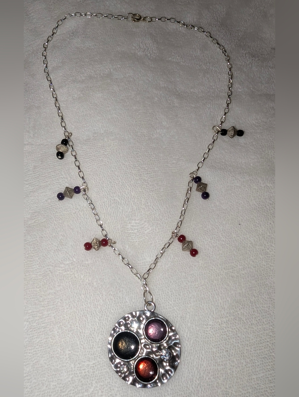 Vintage 90s Boho-Chic Celestial Hammered Silver Pendant Necklace – Multi-Stone